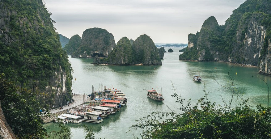 the-beautiful-place-ha-long-bay_181624-19966