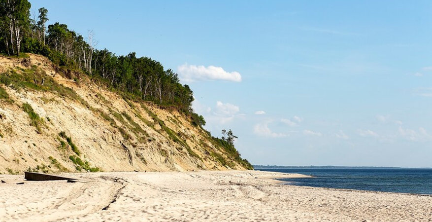 amber-coast-in-kaliningrad-a-beautiful-beach-with-fine-sand-and-a-steep-bank_376538-379