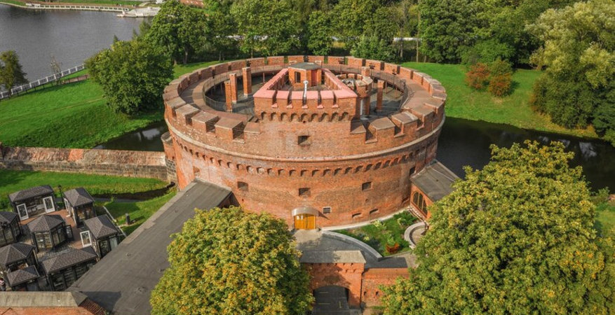 defensive-tower-of-der-dohna-in-kaliningrad-now-it-s-amber-museum-and-historical-landmark-aerial-view_249973-86